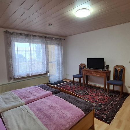 Gemuetliche 120 Qm Ferienwohnung Mit Balkon Adelsdorf Kültér fotó