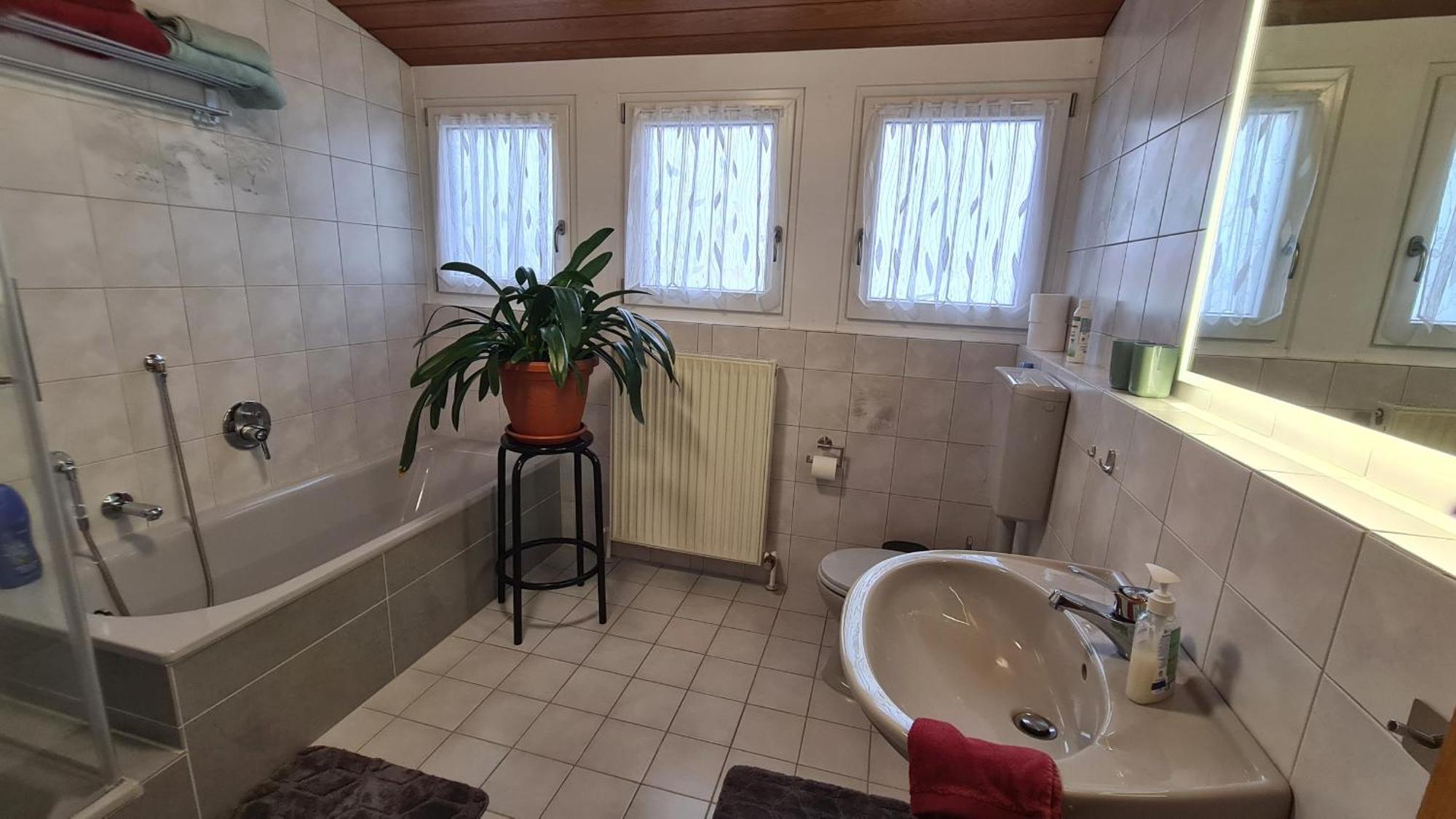 Gemuetliche 120 Qm Ferienwohnung Mit Balkon Adelsdorf Kültér fotó