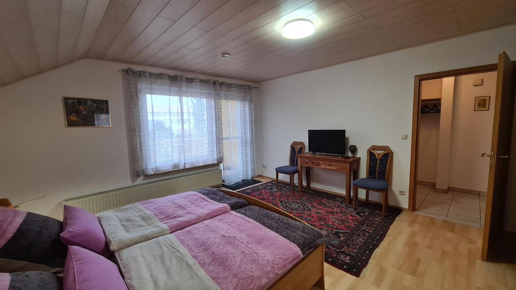 Gemuetliche 120 Qm Ferienwohnung Mit Balkon Adelsdorf Kültér fotó