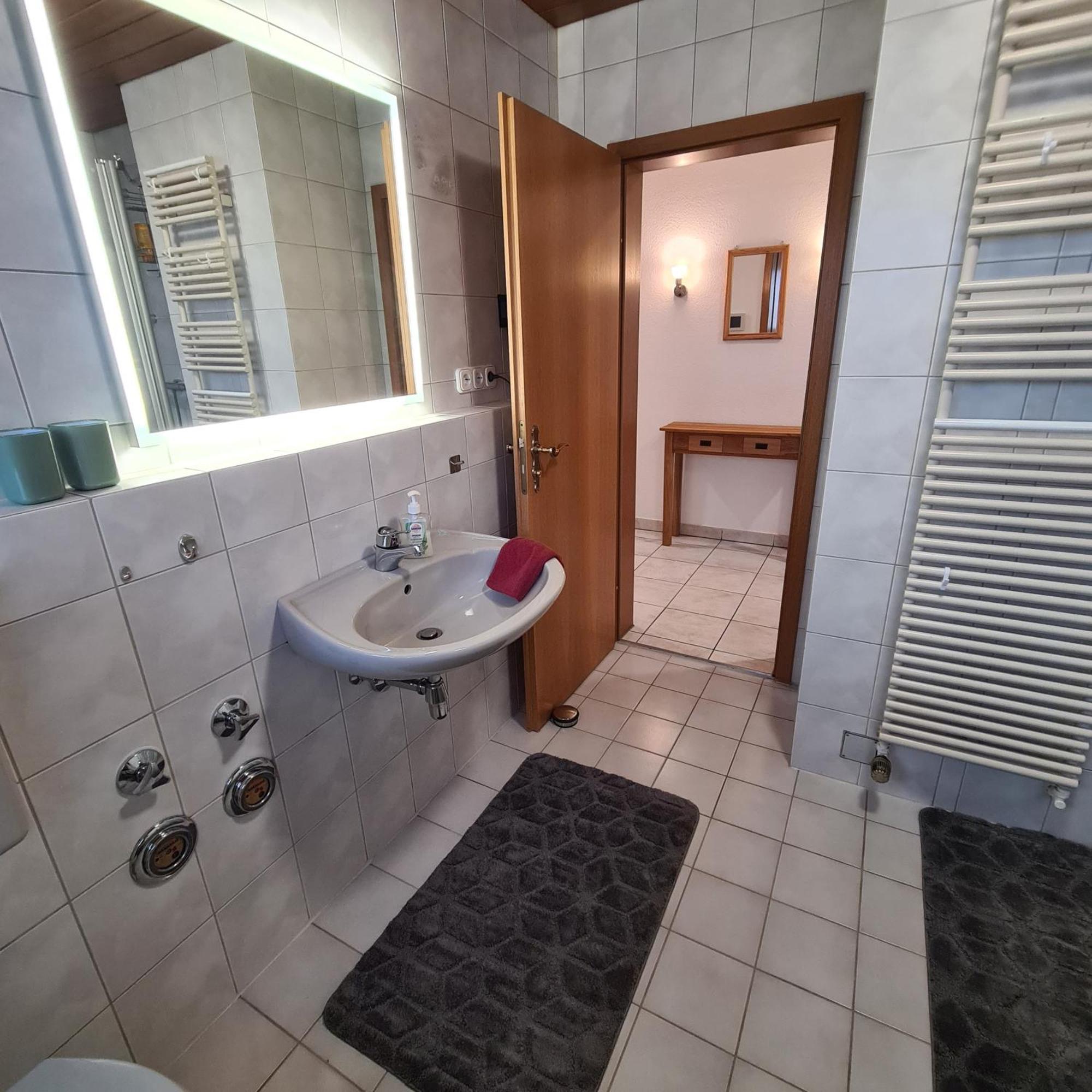 Gemuetliche 120 Qm Ferienwohnung Mit Balkon Adelsdorf Kültér fotó