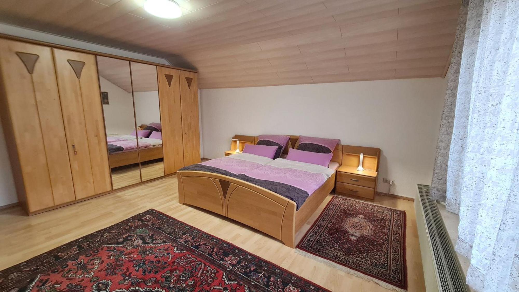 Gemuetliche 120 Qm Ferienwohnung Mit Balkon Adelsdorf Kültér fotó