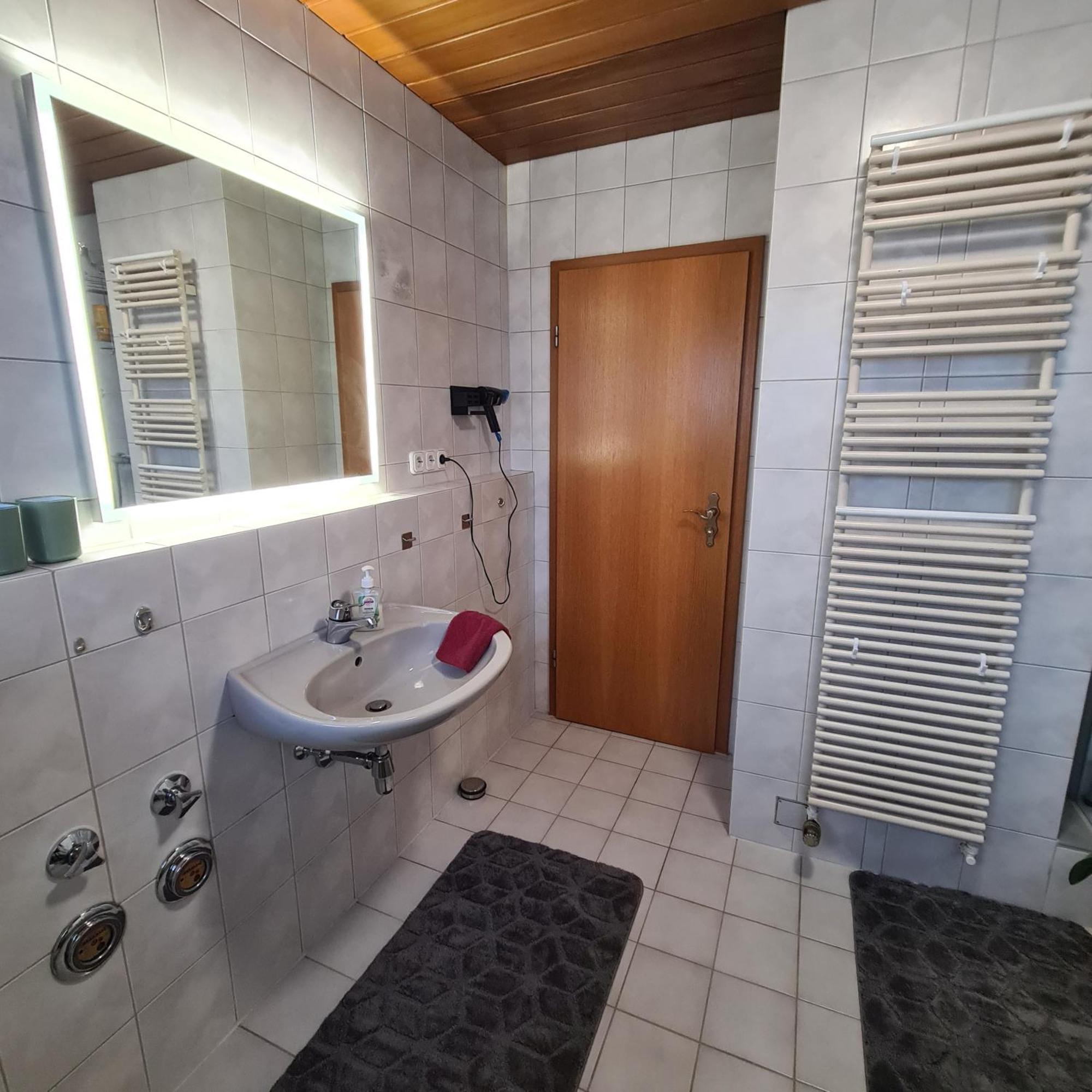 Gemuetliche 120 Qm Ferienwohnung Mit Balkon Adelsdorf Kültér fotó