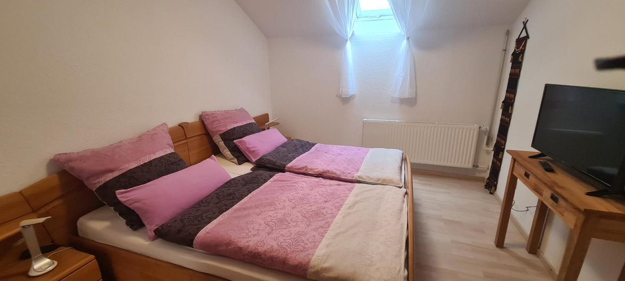 Gemuetliche 120 Qm Ferienwohnung Mit Balkon Adelsdorf Kültér fotó